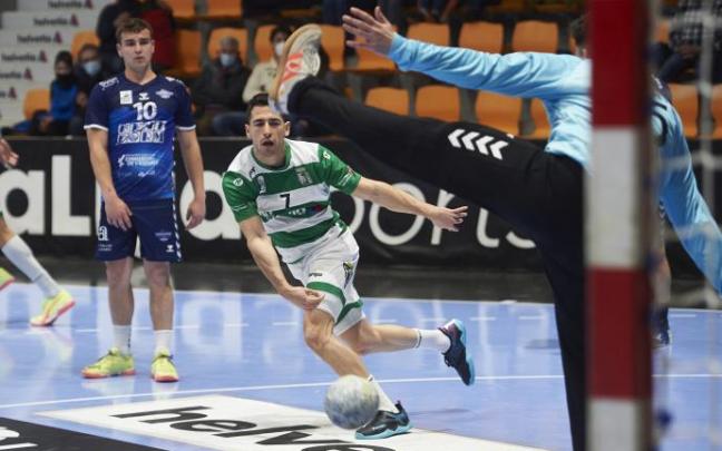 Bulkin lanza a portería Bulkin lanza a portería