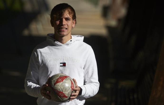 Pablo Ibáñez posa para la entrevista con un balón en las manos