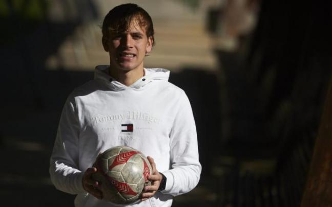 Pablo Ibáñez posa para la entrevista con un balón en las manos