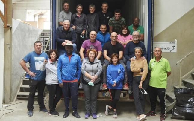 Voluntarios de Sonage, el pasado sábado en la nave de Ansoáin en la que cargaron un contenedor con 25.000 kilos de ayuda para Guinea Ecuatorial. Voluntarios de Sonage, el pasado sábado en la nave de Ansoáin en la que cargaron un contenedor con 25.000 kilos de ayuda para Guinea Ecuatorial.