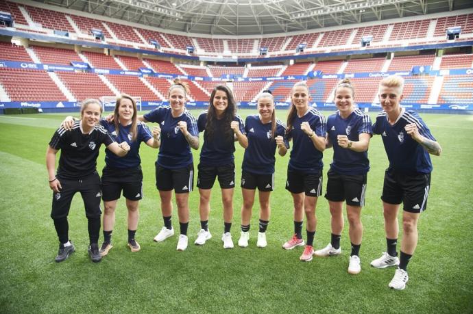 Maitane Zalba, Vanessa Rodríguez, Mai Garde, Miriam Rivas, Iara Lacosta, Lorena Herrera, Patricia Zugaste y Josune Urdániz posan en el césped de El Sadar.