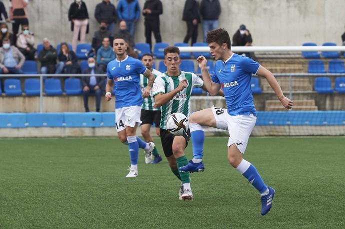 Iván Azcue controla el balón ante Diego Campo.