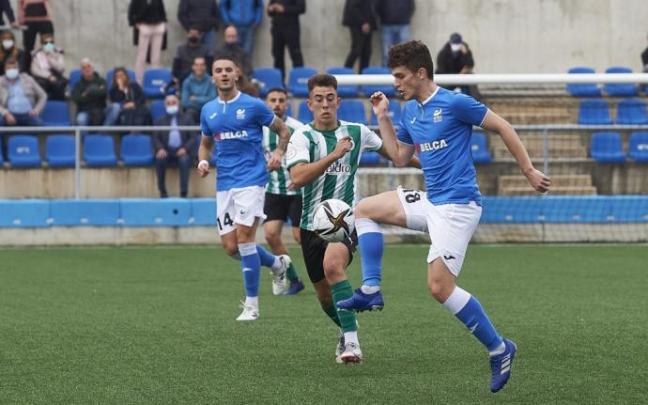 Iván Azcue controla el balón ante Diego Campo. Iván Azcue controla el balón ante Diego Campo.