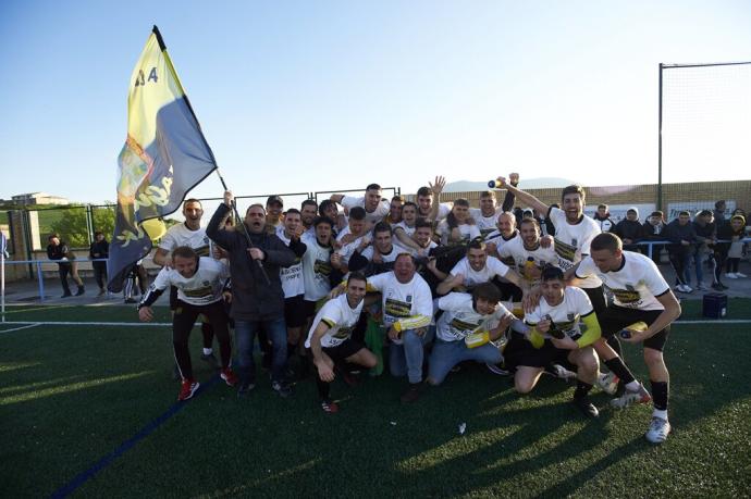 Los jugadores del Lagunak celebran el ascenso.