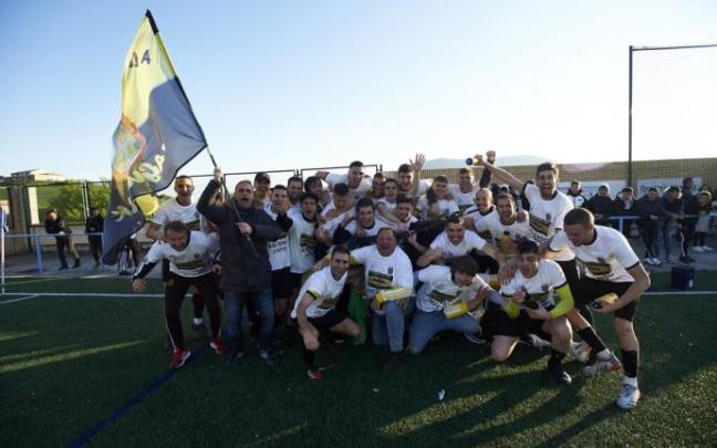 Los jugadores del Lagunak celebran el ascenso.