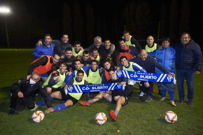 La plantilla y cuerpo técnico del Injerto, en el entrenamiento previo.