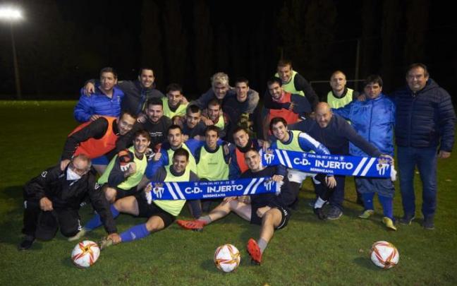 La plantilla y cuerpo técnico del Injerto, en el entrenamiento previo.