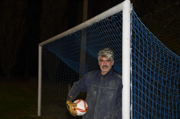 Íñigo Villar, 'Benji', posa en una de las porterías del campo El Sotico, de Berbinzana.