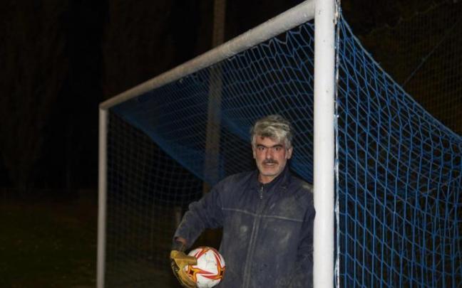 Íñigo Villar, 'Benji', posa en una de las porterías del campo El Sotico, de Berbinzana. Íñigo Villar, 'Benji', posa en una de las porterías del campo El Sotico, de Berbinzana.