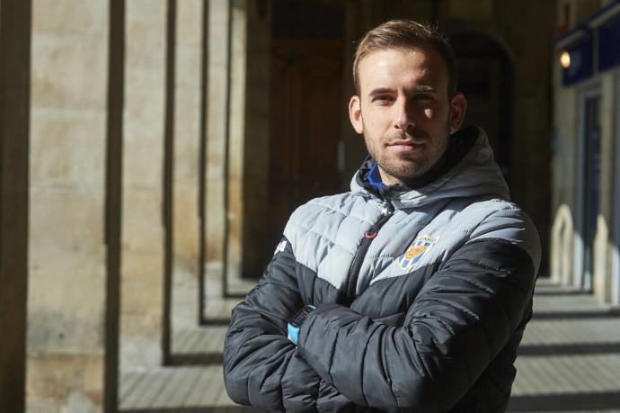 Jon Ander Unanua posa en los porches de la Plaza del Castillo.