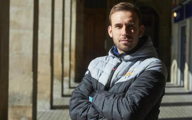 Jon Ander Unanua posa en los porches de la Plaza del Castillo.