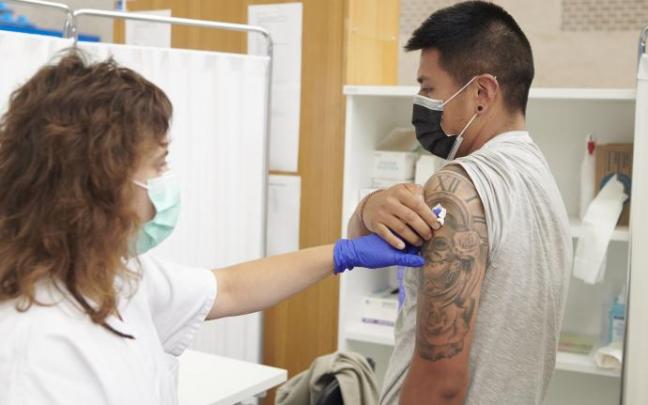 Xavier Mariña, también del pamplonés barrio de la Rochapea y de 25 años, atiende a las indicaciones de una sanitaria. Xavier Mariña, también del pamplonés barrio de la Rochapea y de 25 años, atiende a las indicaciones de una sanitaria.