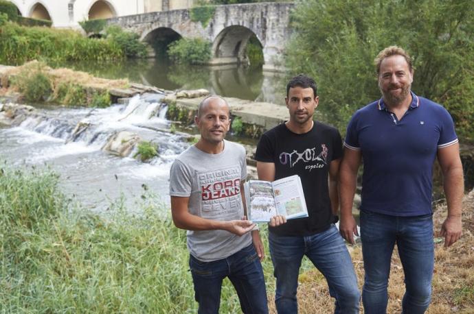 Luis Marín Layana, José Javier Ruiz Zubikoa y Javier Torres Suescun, autores de la guía 'Cascadas de Navarra'.