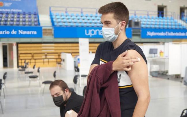 El pamplonés Jon Rico, de 27 años, después de ser vacunado. El pamplonés Jon Rico, de 27 años, después de ser vacunado.