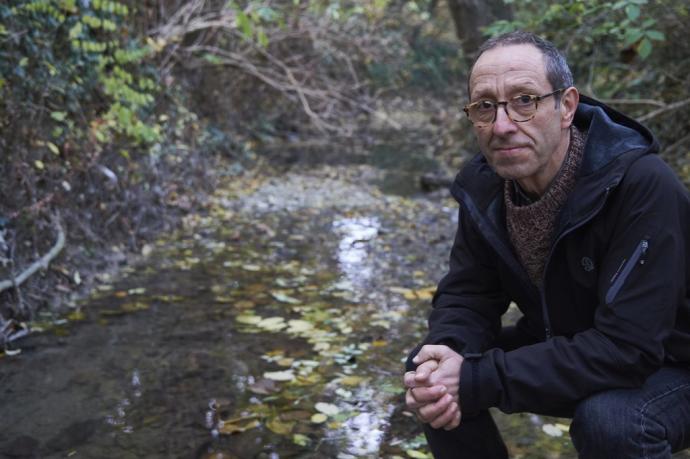 Iñaki Mezquita, en Mutilva donde ha presentado la guía 'Odonatos del Valle de Aranguren'.