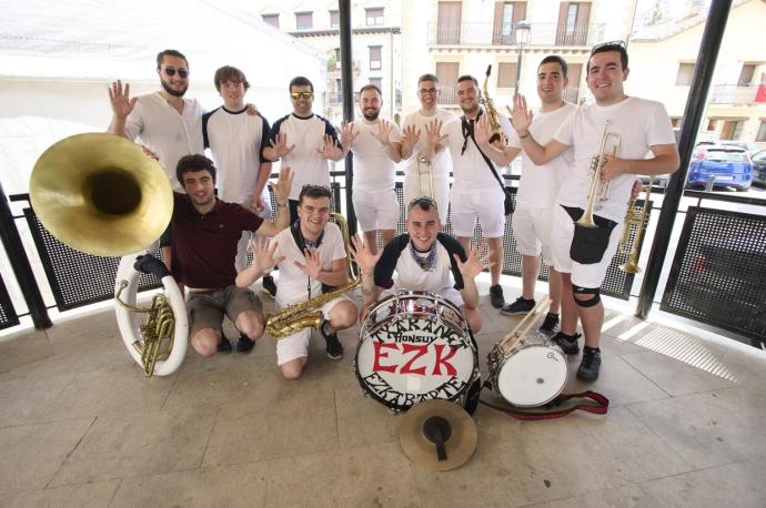 Los miembros de la txaranga EZK posan antes de salir de kalejira por Arre.