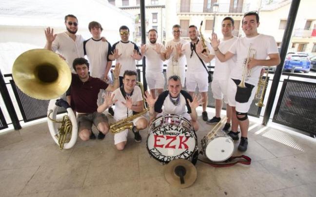 Los miembros de la txaranga EZK posan antes de salir de kalejira por Arre.