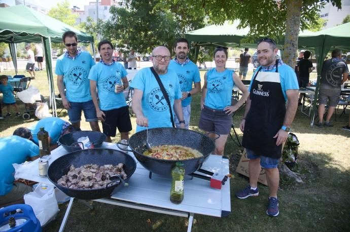 Una cuadrilla de Sarriguren posa junto al calderete a pleno sol.