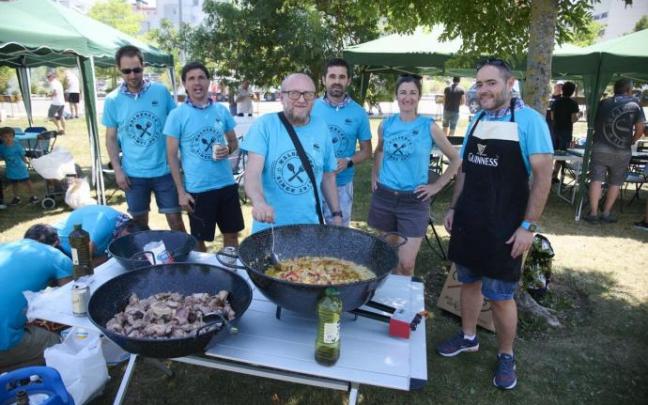 Una cuadrilla de Sarriguren posa junto al calderete a pleno sol.