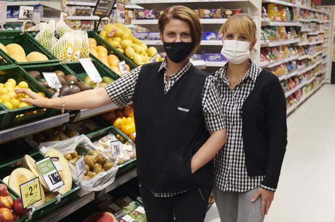 Jessica Gallet junto a su tía Encarna López, en el local que acaba de abrir en Artiberri.