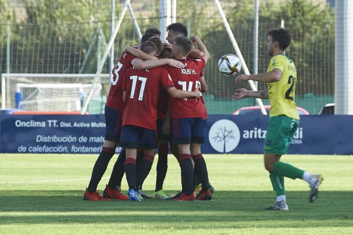 Los jugadores de Osasuna Promesas festejan el gol de Joel.