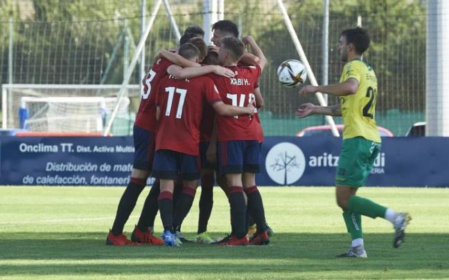 Los jugadores de Osasuna Promesas festejan el gol de Joel. Los jugadores de Osasuna Promesas festejan el gol de Joel.