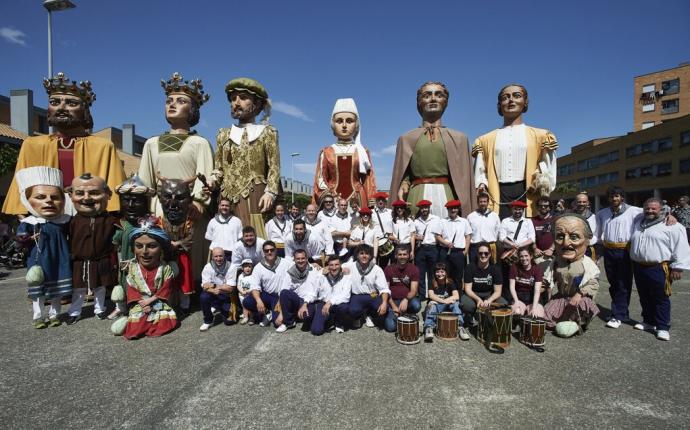 Los miembros de la comparsa de Gigantes y Kilikis de Villava, txistularis y gaiteros posan en la trasera de la Casa de Cultura antes de empezar la kalejira solidaria.