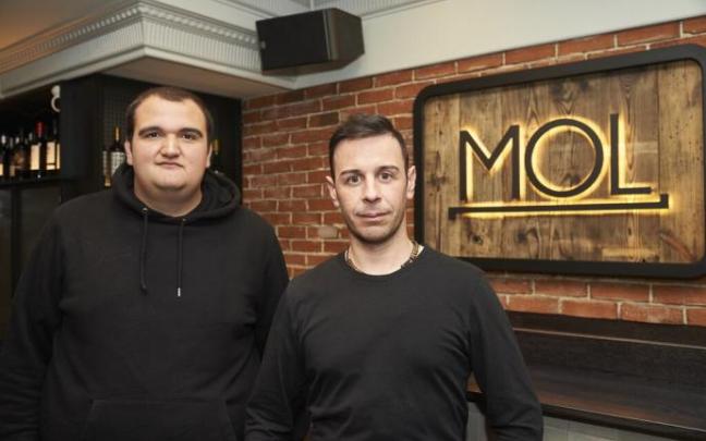 Nico (izquierda) y Saúl (derecha), dos de los rostros que atenderán la barra del establecimiento, en la unión de los antiguos burgos.