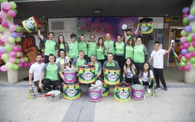 Álvaro posa con sus compañeros de batucada