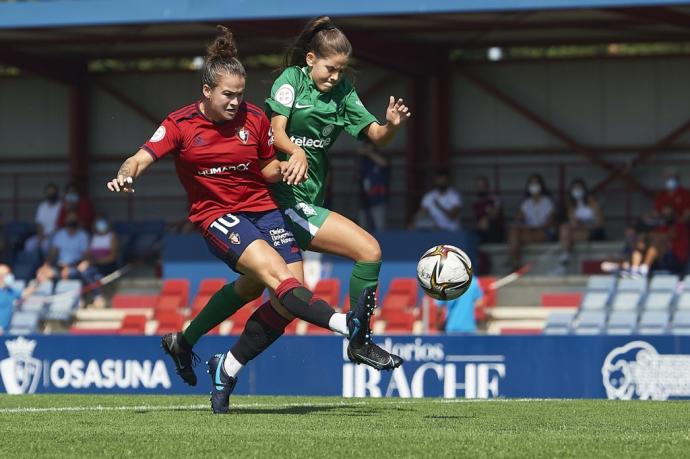 Lance entre Patri Zugasti y una jugadora del Sporting de Gijón.