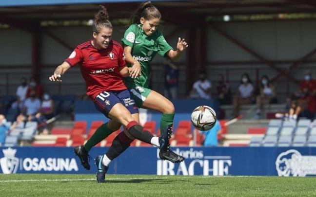 Lance entre Patri Zugasti y una jugadora del Sporting de Gijón.