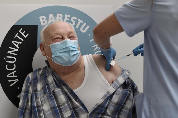 Un hombre recibe la vacuna en Donostia