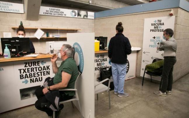 Dos personas reciben la primera dosis de AstraZeneca en Illunbe.