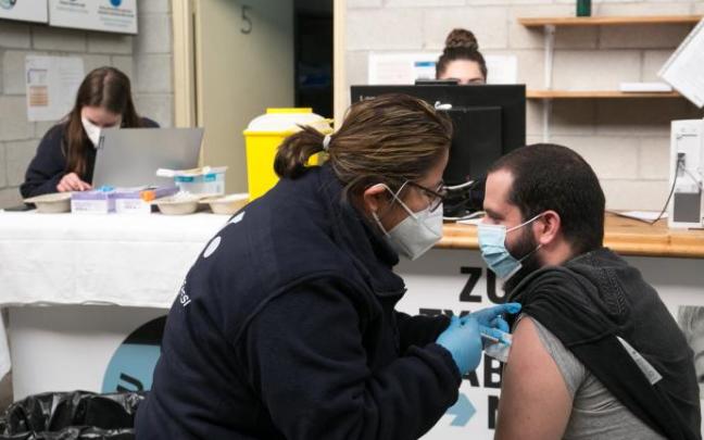 Imagen de archivo de una enfermera poniendo una vacuna