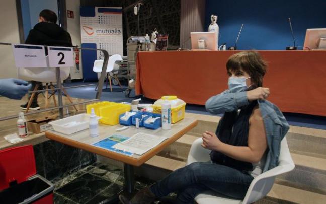 En Euskadi, la vacunación con AstraZeneca entre los menores de 55 años comenzó con el personal docente el pasado 27 de febrero.