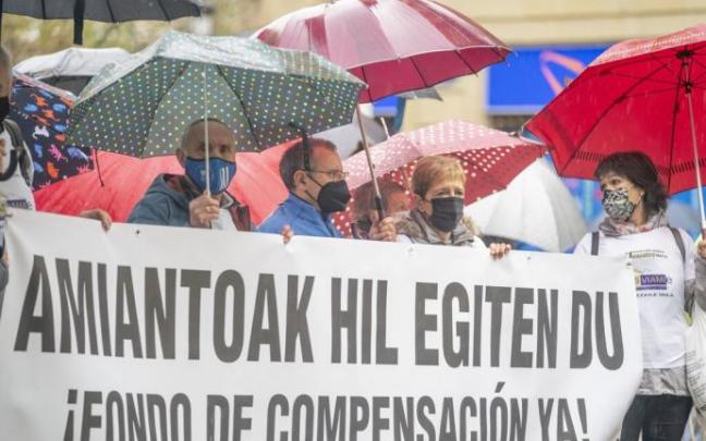 Concentración de la Asociación de Víctimas del Amianto en Euskadi (Asviamie)