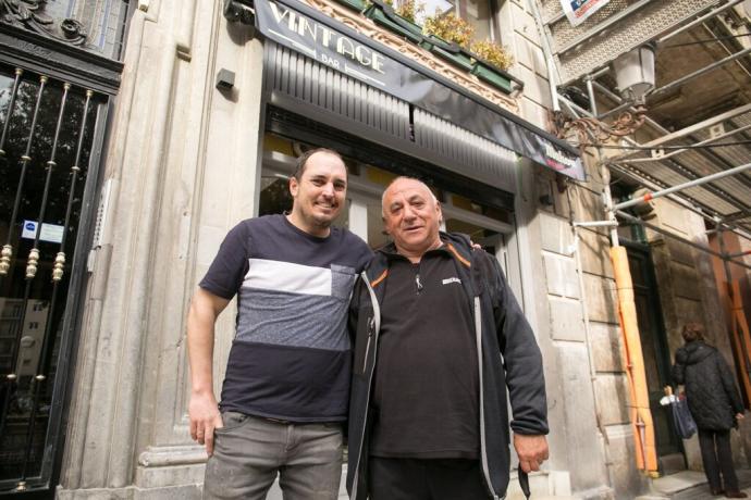 Asier Odriozola y Txomin Arroyo, junto al bar Vintage de la plaza Zuberoa.