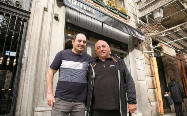 Asier Odriozola y Txomin Arroyo, junto al bar Vintage de la plaza Zuberoa.