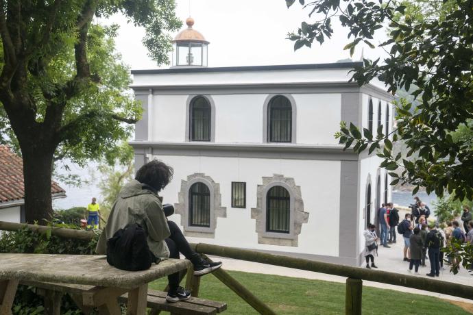 Edificio del faro que acoge 'Hondalea', en la Ista Santa Clara.