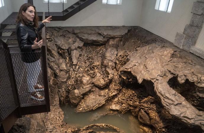 La escultura Cristina Iglesias en el interior de la casa del faro de la isla de Santa Clara, junto a su creación.