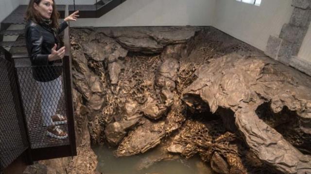 La escultura Cristina Iglesias en el interior de la casa del faro de la isla de Santa Clara, junto a su creación.