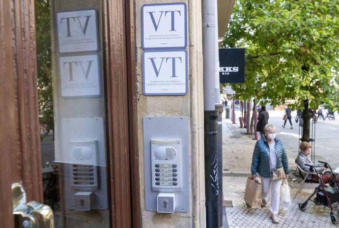 Un portal con dos viviendas turísticas.