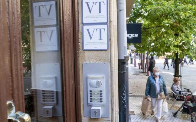 Un portal con dos viviendas turísticas.