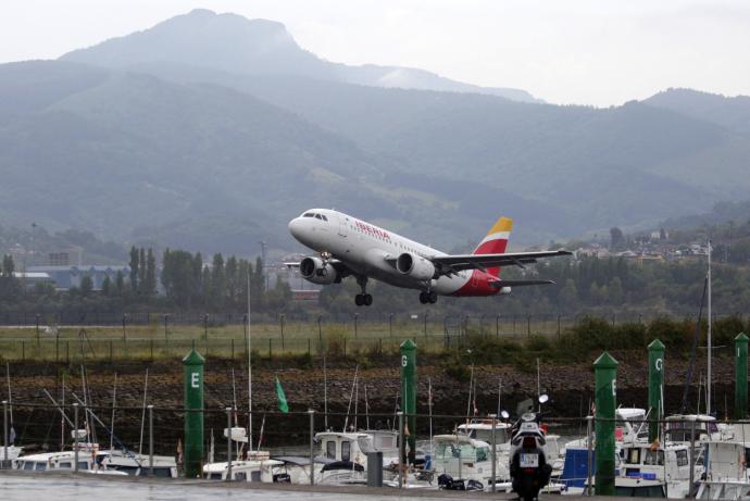 Un avión de Iberia despega desde Hondarribia destino Madrid.