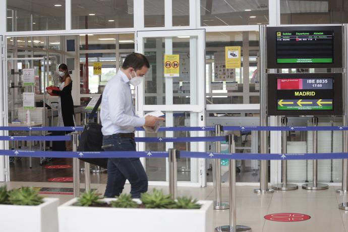 Un pasajero se dispone a pasar el control de seguridad en la terminal hondarribiarra.