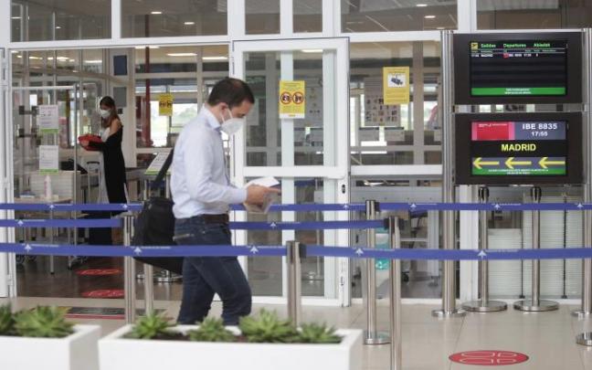 Un pasajero se dispone a pasar el control de seguridad en la terminal hondarribiarra.