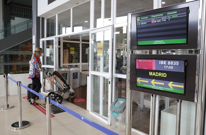 Pasajeros embarcan en Hondarribia en un vuelo tras el parón por la pandemia.