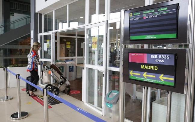 Pasajeros embarcan en Hondarribia en un vuelo tras el parón por la pandemia. Pasajeros embarcan en Hondarribia en un vuelo tras el parón por la pandemia.