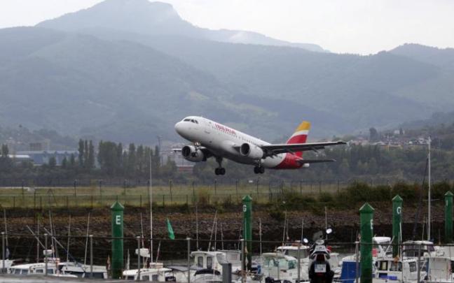 Un avión de Iberia despega del aeropuerto de Hondarribia.