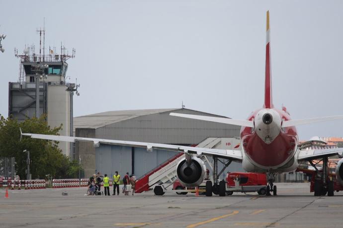 Un avión con destino a Málaga espera en pista en el aeropuerto de Hondarribia